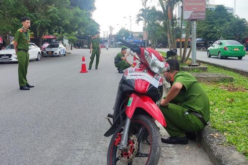 Giao xe máy cho cháu, bà ngoại bị...khởi tố
