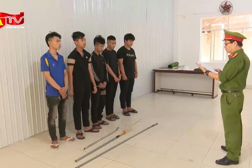 Khởi tố nhóm côn đồ ngang nhiên chém người giữa phố