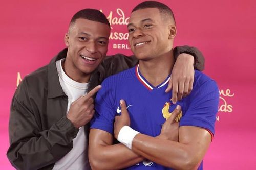 Kinh ngạc bức tượng sáp giống Mbappe đến khó tin