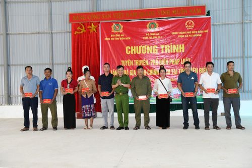 Phổ biến pháp luật và tặng quà gia đình chính sách tại tỉnh Điện Biên