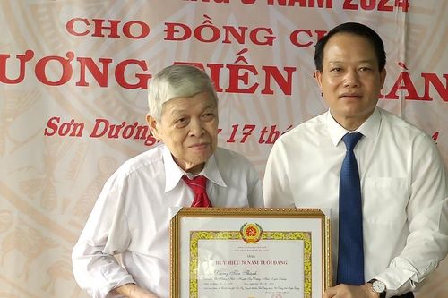 Tuyên Quang: Trao Huy hiệu Đảng cho đảng viên huyện Sơn Dương đợt 19/5