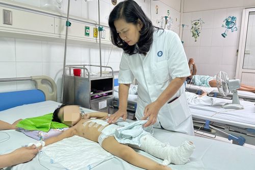 Bé 3 tuổi hồi phục kỳ diệu sau khi bị xe cán qua người