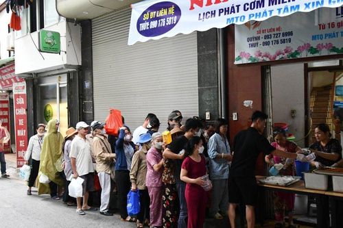Ấm áp từ những bữa cơm 'không đồng'