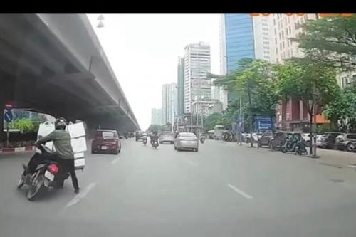Hà Nội: Xe máy chở hàng cồng kềnh gây tai nạn rồi bỏ đi