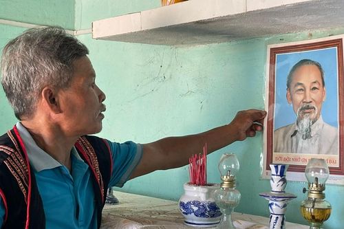 Người Cor mang họ Bác Hồ