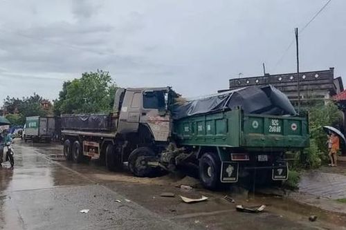 Tai nạn giao thông mới nhất 17/5/2024: giải cứu 2 tài xế mắc kẹt trong cabin