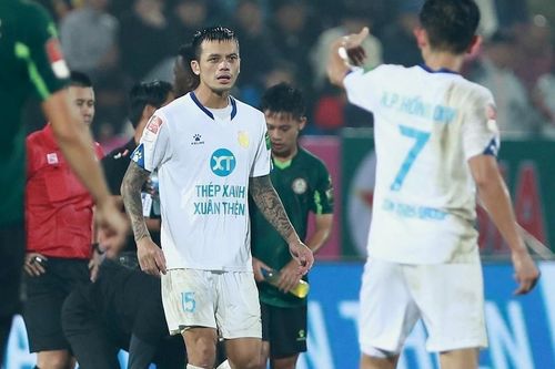 Bị Nam Định gạch tên ở giai đoạn 2 V-League, cựu trung vệ HAGL làm điều gây bất ngờ