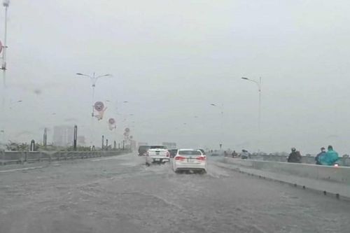Khắc phục tình trạng ngập nước cục bộ trên mặt cầu Vĩnh Tuy 2