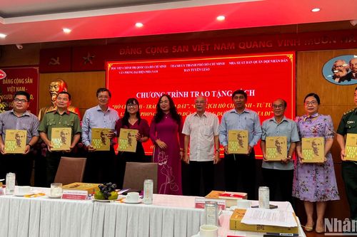 Tiếp nhận hai tác phẩm giá trị viết về Chủ tịch Hồ Chí Minh