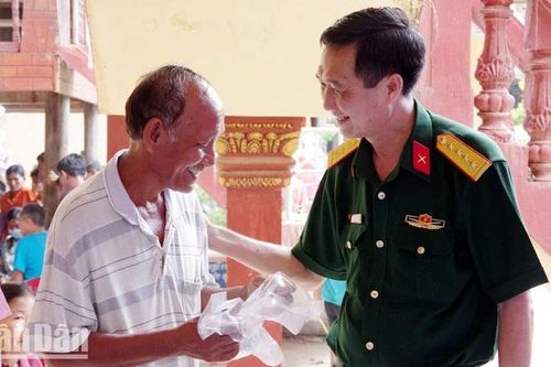 Bộ Chỉ huy quân sự tỉnh Kiên Giang khám bệnh, cấp thuốc cho hơn 250 người dân Campuchia
