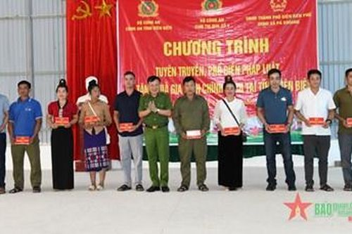 Điện Biên: Tuyên truyền, phổ biến pháp luật và tặng quà gia đình chính sách