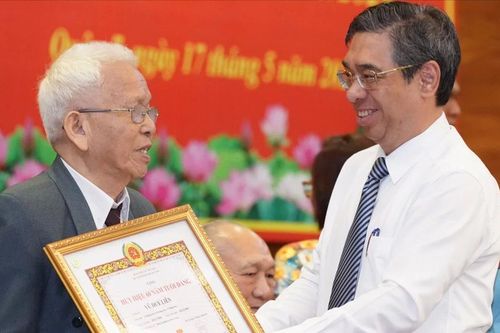 Phó Bí thư Thành ủy TPHCM Nguyễn Phước Lộc trao Huy hiệu Đảng đến đảng viên Đảng bộ quận 7