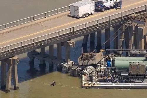 Mỹ: Hơn 7.500 lít dầu tràn sau vụ sà lan đâm vào cầu Galveston