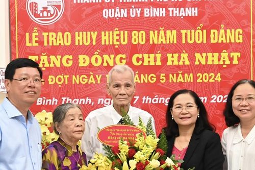 Phó Bí thư Thành ủy TPHCM Nguyễn Thị Lệ trao Huy hiệu 80 năm tuổi Đảng tại quận Bình Thạnh