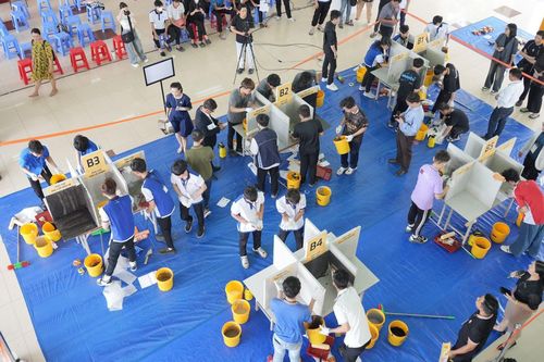 Sinh viên xây dựng hào hứng làm 'chuyên gia chống thấm'