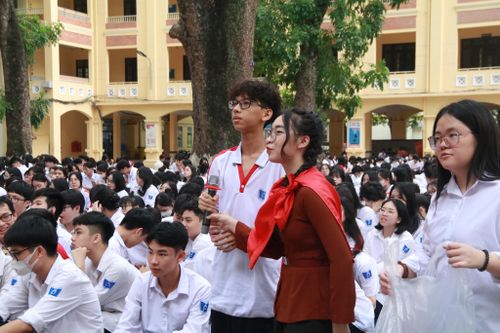 Những đóa hoa tươi thắm kính dâng Người