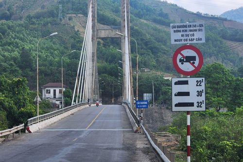 Quảng Trị đề nghị kiểm soát tải trọng xe qua cầu Đakrông do xuất hiện vết nứt