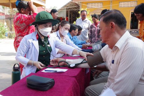 Kiên Giang tổ chức khám bệnh, cấp thuốc miễn phí cho hơn 250 người dân Campuchia