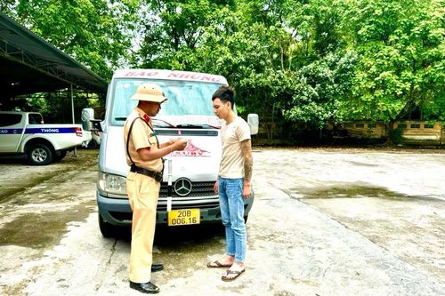 Phát hiện 2 tài xế xe khách sử dụng giấy phép lái xe rởm