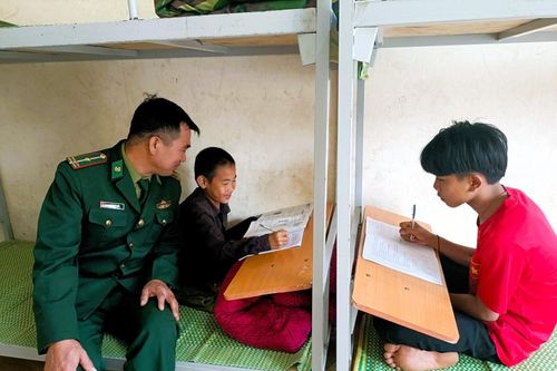 Đồng hành cùng học sinh nghèo Đan Lai