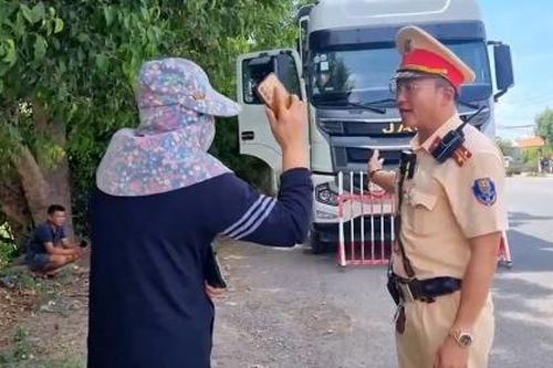 Nữ tài xế xe tải không chấp hành kiểm tra tải trọng xe, 'đôi co' với CSGT