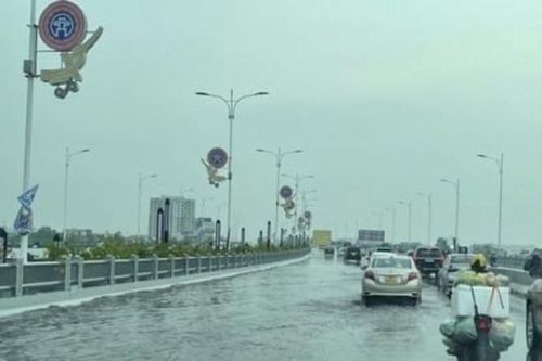 Hà Nội yêu cầu làm rõ nguyên nhân khiến mặt cầu Vĩnh Tuy bị đọng nước