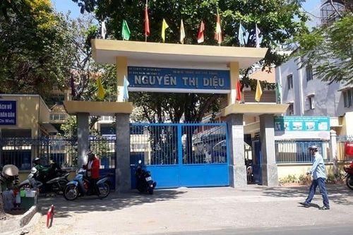 Tạm đình chỉ cô giáo chủ nhiệm lớp 12 cho 6 học sinh đánh bạn ngay trước lớp
