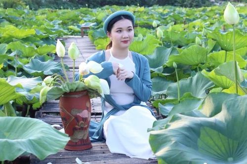 Thợ ảnh kiếm tiền triệu mỗi ngày nhờ chụp sen Hồ Tây
