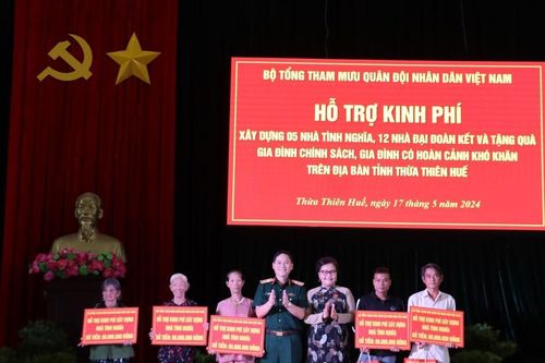 Trung tướng Phạm Trường Sơn thăm, tặng quà tại tỉnh Thừa Thiên Huế