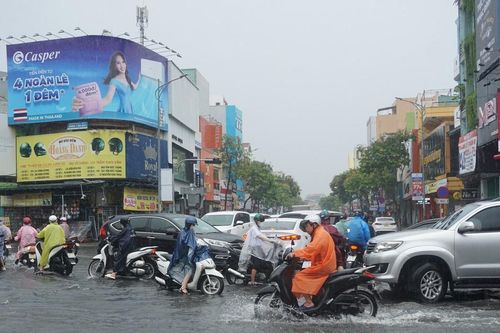 Đà Nẵng mưa lớn, nhiều tuyến phố trung tâm ngập nặng