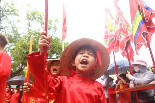 Hàng ngàn người nối nhau xem hội trận tái hiện lại trận đánh của Thánh Gióng