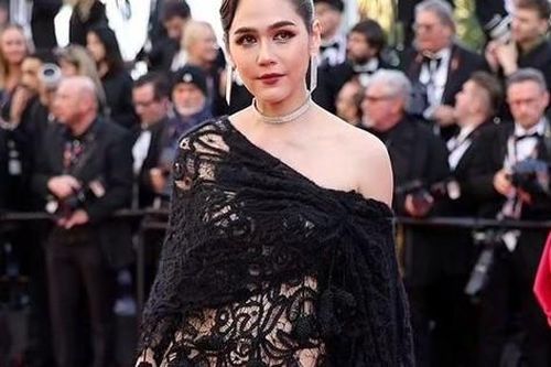 Cannes ngày ba: Người đẹp Thái Lan gây sốc với trang phục xuyên thấu