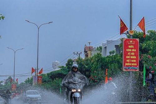 Nhiều tuyến đường Đà Nẵng ngập nước sau cơn mưa vàng giải nhiệt