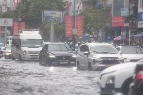 Mưa lớn, nhiều đường phố Đà Nẵng thành sông, giao thông hỗn loạn
