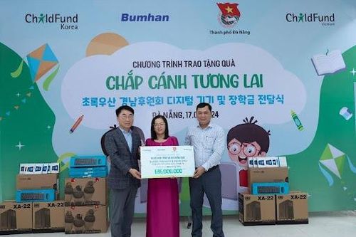 Trao tặng 40 máy tính và nhiều phần quà cho hai trường học tại Hòa Vang