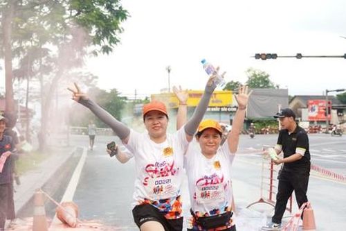 Tưng bừng 'Đường chạy sắc màu' xứ Huế