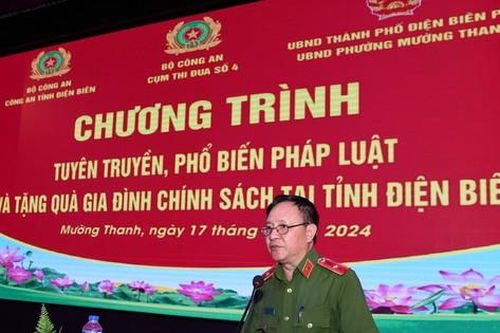 Bộ Công an tuyên truyền pháp luật, tặng quà gia đình chính sách tại Điện Biên
