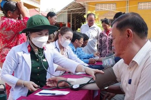 Khám bệnh, cấp thuốc miễn phí hơn 250 lượt người dân Campuchia
