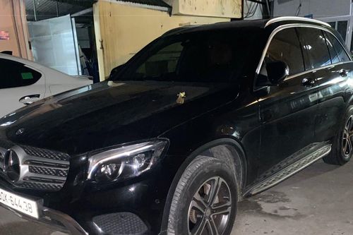 Bán xe Mercedes GLC không giấy tờ: Nhân viên showroom than mình cũng là 'bị hại'