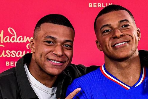 Mbappe sửng sốt khi nhìn thấy… Mbappe giả!