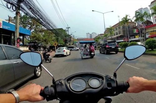 Du khách nước ngoài tố bị xe ôm 'trấn' điện thoại, bỏ rơi giữa đường