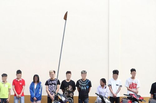 Lập hội mang dao phóng lợn dài hơn 3m đâm người vô cớ