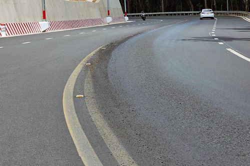 Đường đèo Prenn ở Đà Lạt bong tróc, nghi do bị đổ hóa chất lạ
