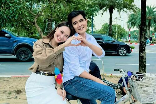 Quang Sự tình cảm bên Hồng Diễm, con trai NSND Trần Nhượng 'ế show chạy xe ôm'