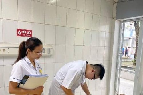 Cụ ông 82 tuổi suýt hỏng cánh tay do tự tiêm canxi tại nhà