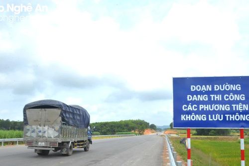 Nhiều phương tiện 'vô tư' qua lại dù đường N5 kéo dài vẫn chưa thi công xong