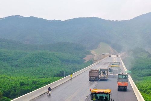 Thủ tướng Chính phủ yêu cầu thi công '3 ca, 4 kíp' để hoàn thành đường bộ cao tốc Diễn Châu - Bãi Vọt đúng tiến độ