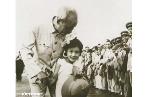 'Bé gái' Trung Quốc và kỷ niệm đẹp không bao giờ quên với Bác Hồ