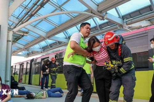 Diễn tập sơ tán hành khách khi tàu đường sắt đô thị Nhổn-ga Hà Nội gặp sự cố