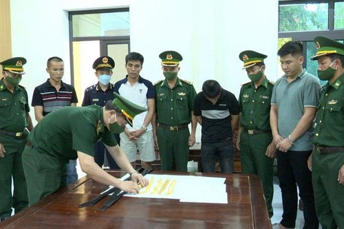 Bắt nhóm vận chuyển vàng qua Cửa khẩu Cầu Treo